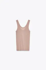 Camiseta de algodón color beige, de corte ajustado, escote redondo y sin mangas.