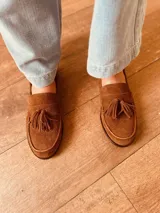 Alpargata mocasín de gamuza color marrón con detalle de flecos en la parte delantera.