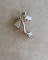 Sandalias plateadas con tira delantera, tobillera con hebilla y taco geométrico.