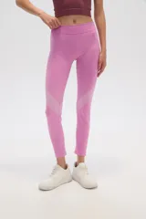 Calza deportiva color rosa, de poliéster, calada, al cuerpo y de calce alto.