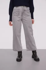 Pantalón de jean azul oscuro, de corte recto y tiro alto, con bolsillos delanteros y traseros de parche.