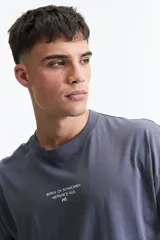 Remera lila de manga corta con corte boxy, cuello redondo y estampado frontal con la frase "Born in nineteen seventy six".