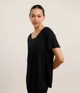 Remera deportiva oversized de microfibra color negro, con cuello redondo sellado, mangas cortas y bajo redondeado.