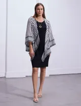 Conjunto de vestido negro sin mangas y chaqueta estampada con terminación asimétrica, marca Sandra Darren.