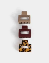 Set de tres broches para el pelo con forma rectangular y diseño moderno. Incluye un broche color beige, uno color bordó y uno con estampado carey.
