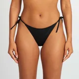 Braguita de bikini brasileña negra con tiras finas ajustables en los laterales.
