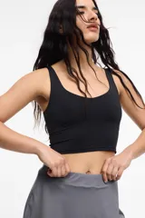 Top deportivo negro con espalda baja y copas removibles.