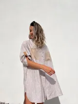 Camisola color beige a rayas verticales finas, confeccionada en lino 100% con bolsillos de gamuza color beige.