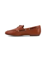Mocasín náutico color marrón claro, confeccionado en 100% cuero, con cordones delgados en la parte superior y ojales metálicos en los laterales.