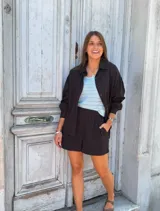 Conjunto de short y camisa color blanco.