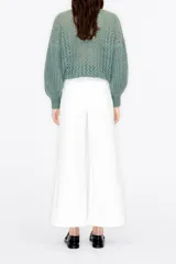 Pantalón culotte blanco de pana con tiro alto, largo tobillero, cierre de cremallera y botón metálico. Incluye bolsillos traseros y trabillas para cinturón.