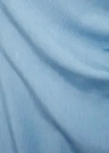 Vestido midi celeste de lyocell con diseño asimétrico de un hombro, detalle drapeado en la cintura y abertura lateral en el bajo.