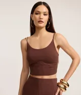 Top corto de color marrón oscuro, con escote en U y tirantes finos ajustables. Presenta un corte tipo corsé en la parte inferior del busto.