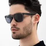 Lentes de sol INVU con montura cuadrada gris transparente y lentes polarizadas azules.