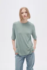 Remera negra de viscosa con cuello redondo y mangas cortas.