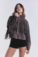 Campera marrón de gamuza sintética con flecos en el pecho y mangas, bordado de flores en el frente y cierre frontal con cremallera.
