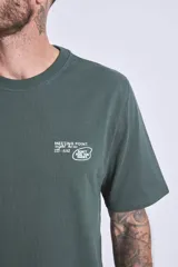 Remera de manga corta color marrón oscuro con cuello redondo y un pequeño texto bordado en blanco en el pecho.