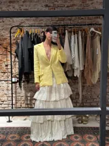 Blazer amarillo de lino con forro de algodón, corte sastrero, botones forrados y confección artesanal.