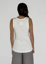 Musculosa de algodón color gris claro con cuello redondo y terminaciones desflecadas.