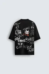 Camiseta negra de corte relaxed fit, cuello redondo y manga corta. Estampado frontal con dibujo de gato y texto en japonés.