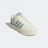 Championes Adidas Forum Bold Stripes, color blanco hueso con detalles en celeste. Presentan las tres tiras laterales de Adidas en gamuza celeste.