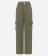 Pantalón recto color verde oliva, con cintura alta y bolsillos cargo laterales con solapa.