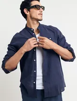 Camisa de lino color beige, de cuello mao y manga larga.