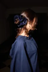 Colita de pelo azul con lentejuelas.