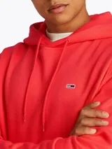 Buzo con capucha rojo de Tommy Jeans, corte regular, con cordones ajustables, bolsillo tipo canguro y logo bordado en el pecho.