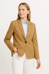 Blazer color marrón claro, de corte clásico, con solapas de muesca, cierre frontal con un botón y bolsillos con solapa.