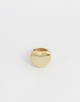 Anillo dorado con forma de corazón.
