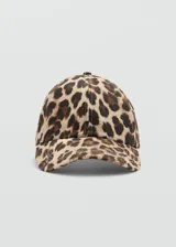 Gorro tipo béisbol con estampado animal print de leopardo y cierre ajustable en la parte posterior.