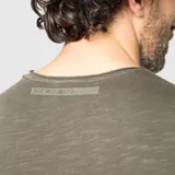 Remera de algodón orgánico color gris oscuro, de corte recto y manga corta.