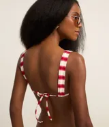 Top de bikini triangular fruncido con bretel ancho y copa desmontable, confeccionado en microfibra rayada.