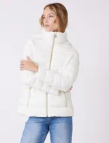 Campera liviana Michael Kors color blanco, con cierre frontal metálico dorado, bolsillos delanteros con cierre, capucha desmontable y avíos metálicos con logo.