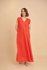 Vestido largo color coral, confeccionado en lino, con escote en V y mangas cortas con volados.