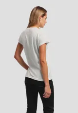 Remera azul marino de manga corta con cuello redondo y estampado frontal con motivos marinos y la frase 'Bonjour la Mer'.