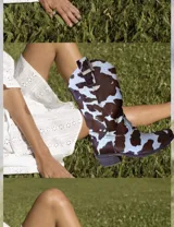 Botas de cuero negro con bordado decorativo en el caño y empeine, taco bajo y punta fina. Diseño de estilo cowboy.