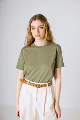 Remera verde militar de algodón con cuello redondo y logo bordado en el pecho.