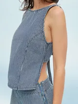Top a rayas verticales azul marino y blanco, sin mangas y con cuello redondo.