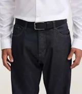 Kit de dos cinturones de cuero liso, uno negro y otro marrón, con hebilla metálica plateada y doble trabilla.