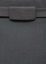 Falda midi gris con raya diplomática, diseño lápiz, cinturón desmontable y abertura en el bajo.