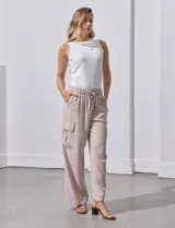 Pantalón de lino color tostado, corte wide leg, con cintura elastizada y bolsillos cargo laterales.