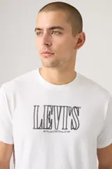 Remera blanca de corte clásico con cuello redondo y logo de Levi's estampado en el pecho.
