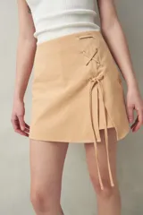 Short pollera blanco de algodón con cruce delantero y lazo ajustable.