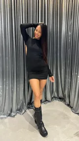 Vestido corto negro de lycra, con espalda descubierta y tiras cruzadas.