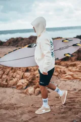 Championes color crema con suela blanca y logo blanco en el lateral.