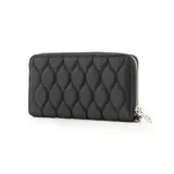 Billetera negra con diseño acolchado y cierre perimetral. Presenta un aplique circular con el logo "Extra XL Large". Incluye correa de mano extraíble, doce compartimentos internos y un bolsillo con cierre.