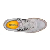 Zapatillas Caterpillar Pause Retro Leather, color gris con detalles en marrón y negro. Confeccionadas en gamuza y lona, con forro de malla de nylon, plantilla de espuma EVA y suela de goma.