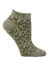 Calcetines tobilleros color verde oliva con estampado de hojas en verde oscuro y borde superior ondulado.